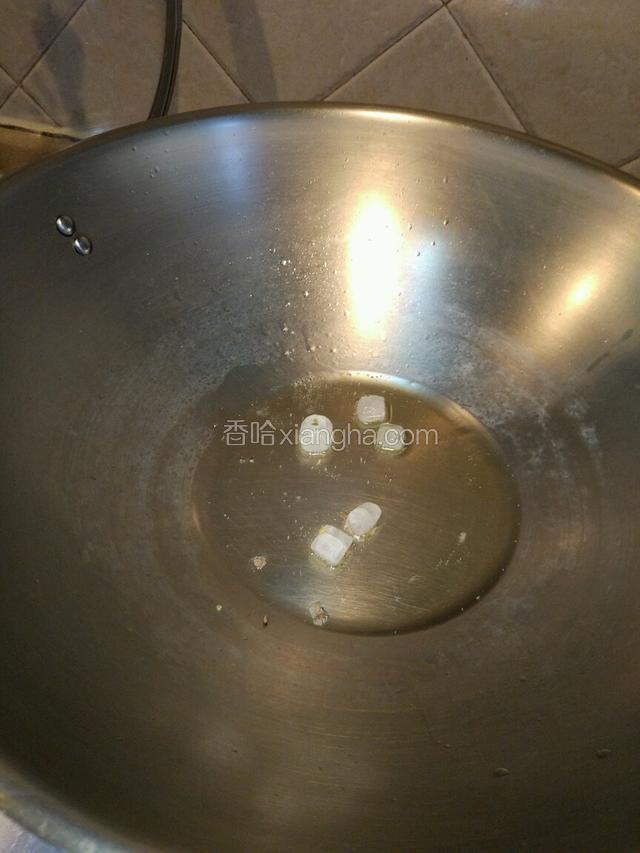 锅里放适量的油，把冰糖放入，小火慢慢的炖！