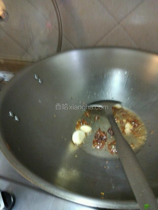 炖出咖啡色，把大蒜，姜，八角，茴香，香叶，桂皮放入爆香！
