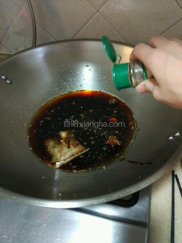 放适量的生抽，老抽，胡椒粉，茴香，盐，鸡精等调味，中小火熬半个小时左右！