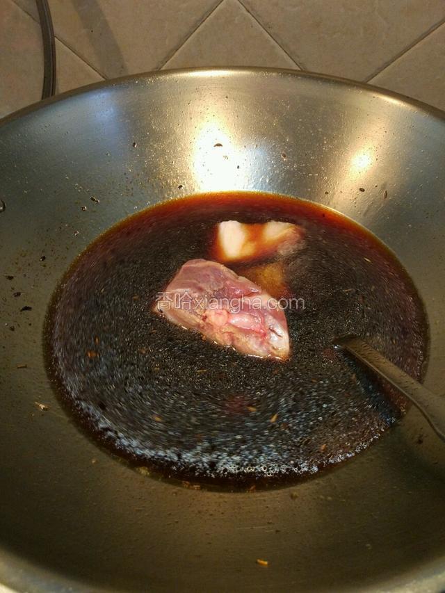 可以把想卤的东西放入卤，我卤肉哦！这个卤汁可以保留在冰箱，下次卤的时候拿出来卤就好了！