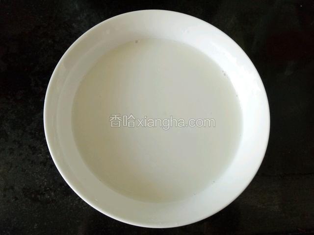 炼乳、奶粉、糖粉加温开水搅拌融化。