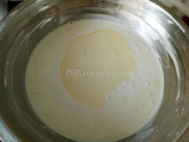 以上材料混合搅拌成稀糊状，加入食用油拌匀。