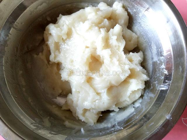 上锅隔水蒸20分钟（中途取出搅拌一次）。