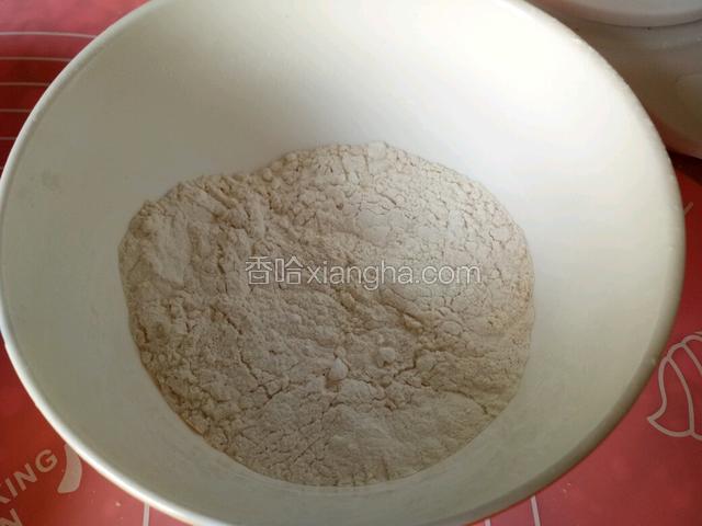 用锅干炒糯米粉至稍转金黄色的熟粉。