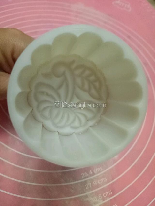 装好模板，花纹向外。