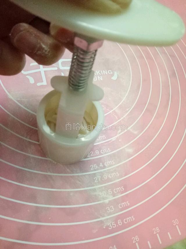 中等力度按下压板，切忌用力过猛。