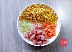 香肠玉米粒的做法图解1