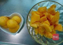 香浓芒果奶昔的做法图解2