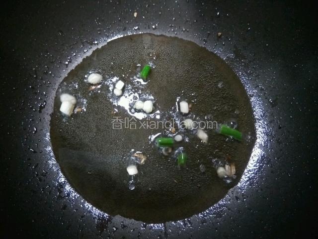 原锅，再放入适量油烧热，葱花爆香。