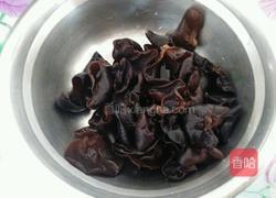 大葱木耳炒鸡蛋的做法图解1