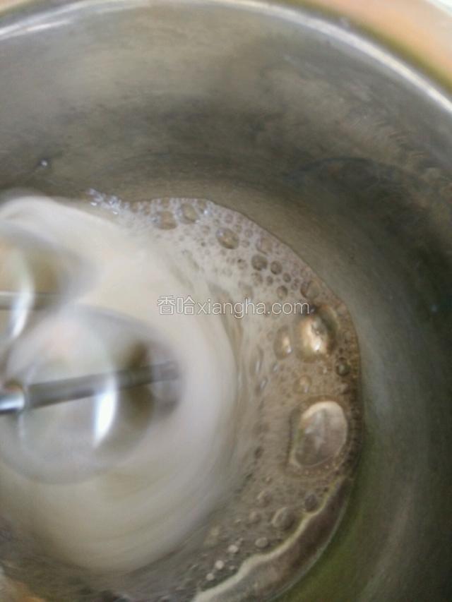 蛋白用电动打蛋器打发