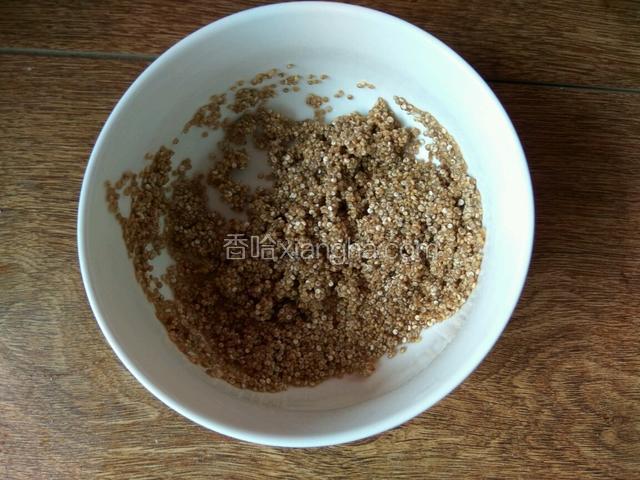 藜麦和大米用水清洗干净，控干水分。