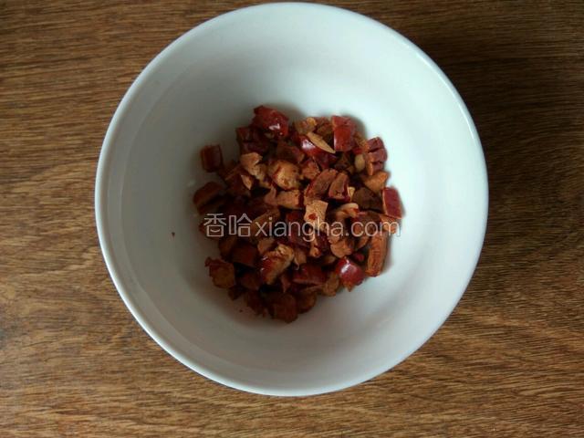 红枣清洗干净，去核，切成小颗粒。