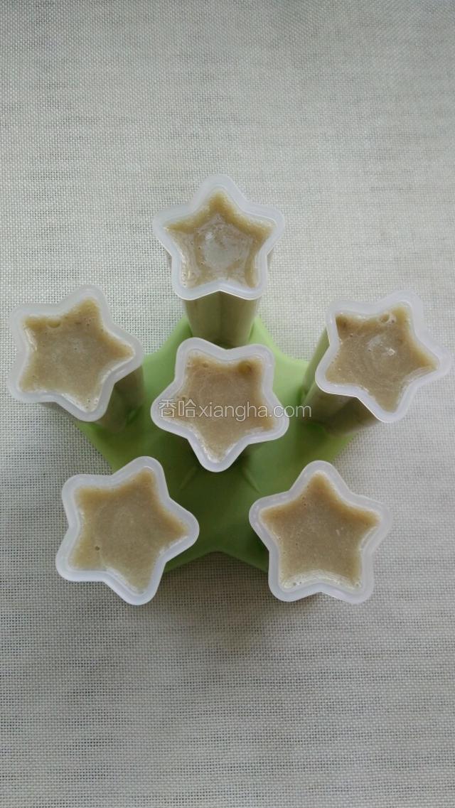 倒入绿豆糊。