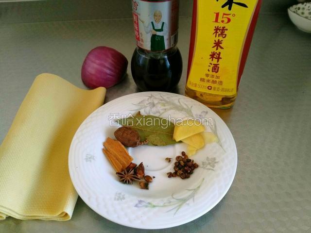 备好所需材料。（这里说明一点，小盘子里面是炸调料油用的哦，刚发现我把料酒的瓶子看成米醋啦，唉～～～但是过程中我放白醋的时候拍照啦  见谅 ）