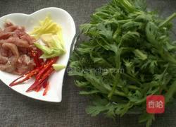 茼蒿炒肉的做法图解1