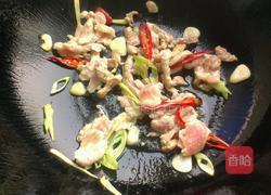 茼蒿炒肉的做法图解2