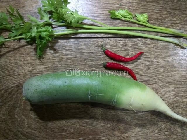 准备食材：青萝卜、小米椒、香菜、蒜瓣。