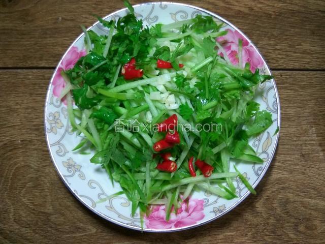 青萝卜洗净，擦成细丝，将所有食材混合在一起，放入容器中。