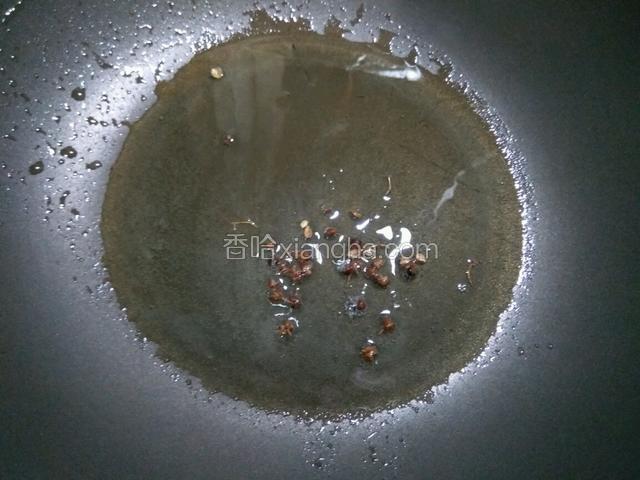 锅中放油烧热，放入花椒炒香，捞出花椒扔掉。
