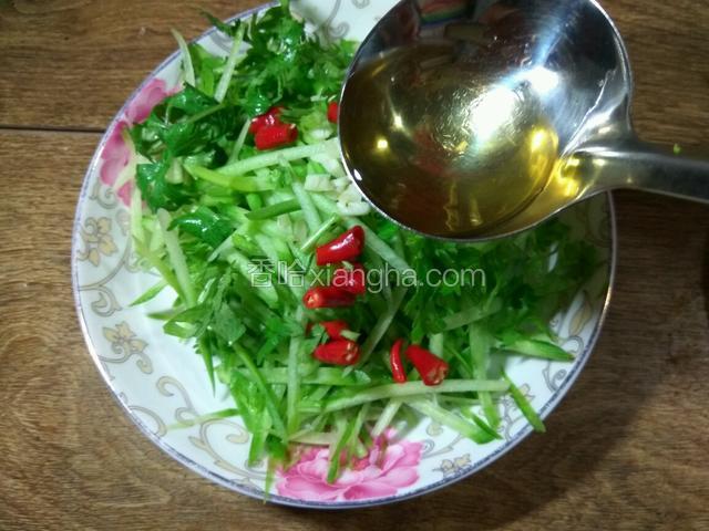 将爆香的花椒油倒在菜上。
