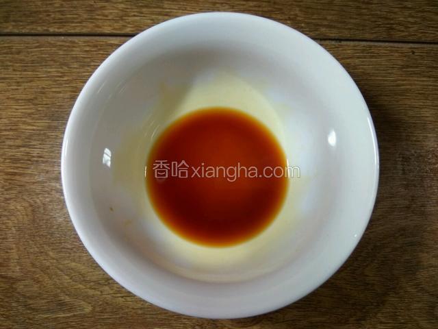 取一个小碗加适量味极鲜、盐、米醋、鸡精搅拌均匀。
