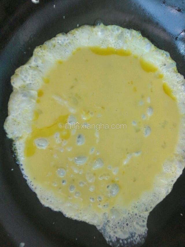 热好油，炒好鸡蛋。