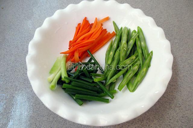 准备胡萝卜，豆角，还有小葱。