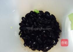 黑芝麻核桃黑豆糊的做法图解1