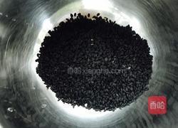黑芝麻核桃黑豆糊的做法图解2