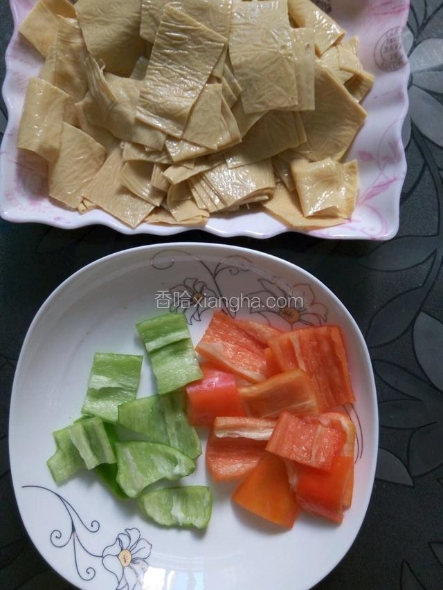 油豆皮冲洗一下，切成块(按自己喜好可随意切形状)青红椒洗净切成块