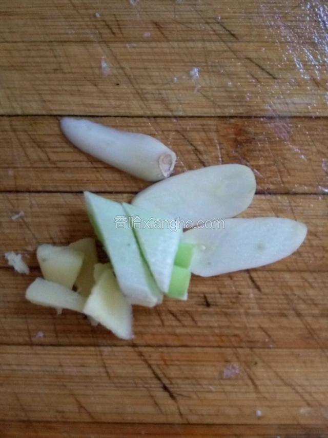 葱切段，姜，蒜切片