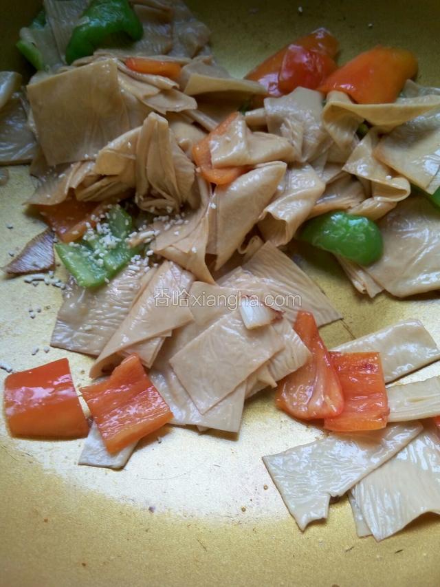 放入适量盐，生抽翻炒入味，出锅前放入适量鸡精调味即可