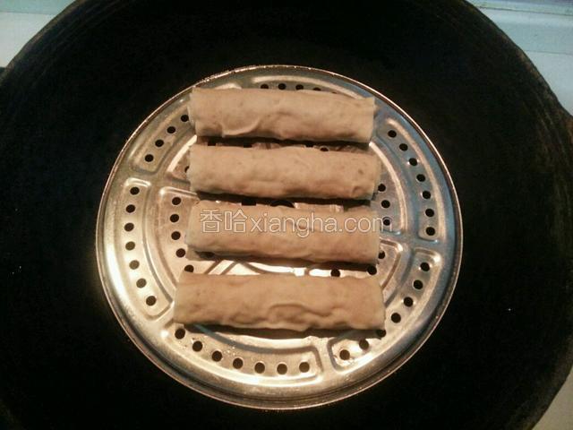 看图这是蒸好的肉末卷，连屉子一起取出备用