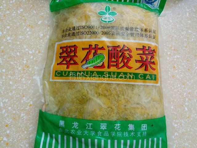 准备酸菜，清洗干净。