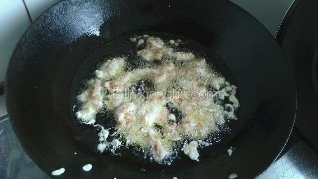 锅内烧热油，大约6.7成热时下肉片炸，用漏勺翻面，感觉表面变的干爽面糊颜色变浅黄时既可捞出。