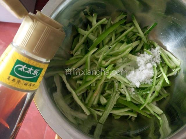 再放入几滴香油，搅拌均匀