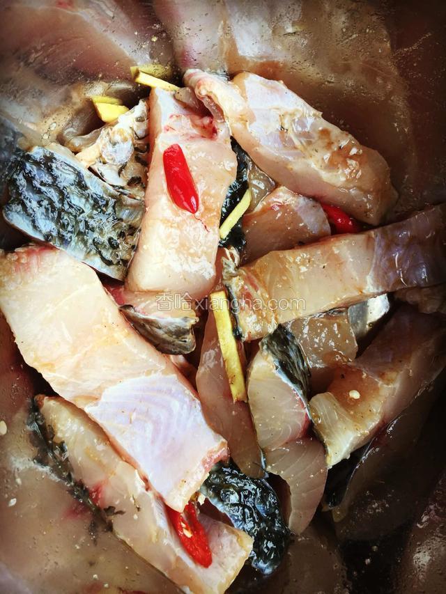 在用料酒、盐、辣椒、鸡精、胡椒粉、生抽等佐料腌制十五分钟