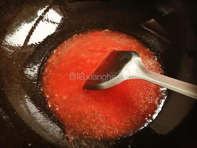 锅中加入少许油、加入醋、糖、蕃茄酱、和少许的水熬煮搅拌至五分钟等酱汁浓稠时放入鱼块搅拌、