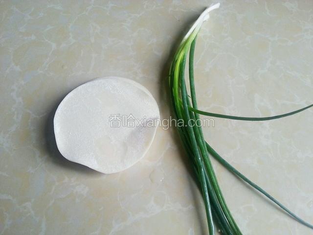 准备好饺子皮和小葱