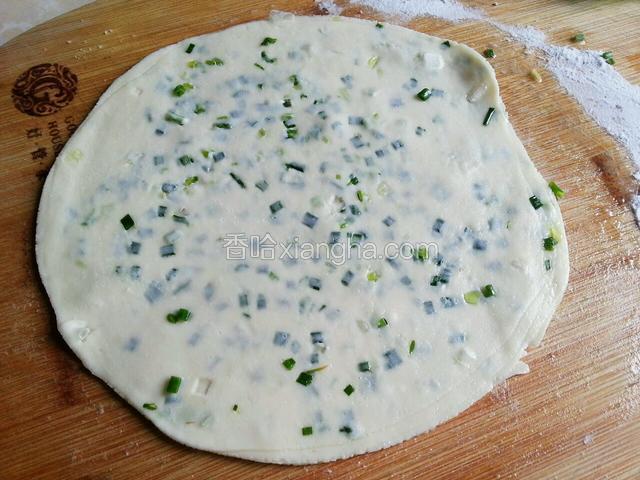 先压实，用擀面杖将饺子皮擀成薄片圆形