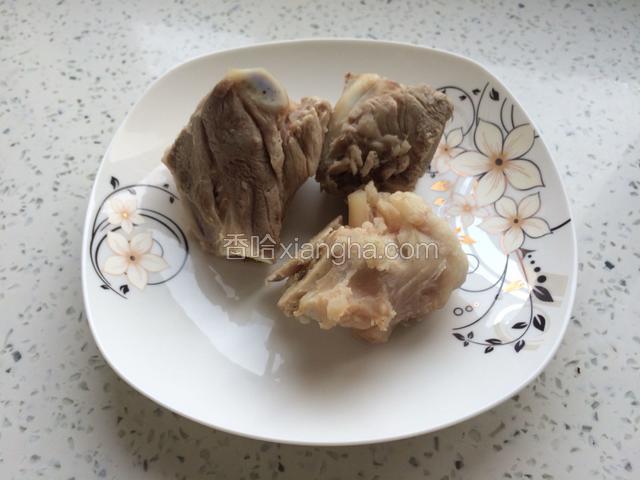 棒骨焯水后，捞出来洗干净备用