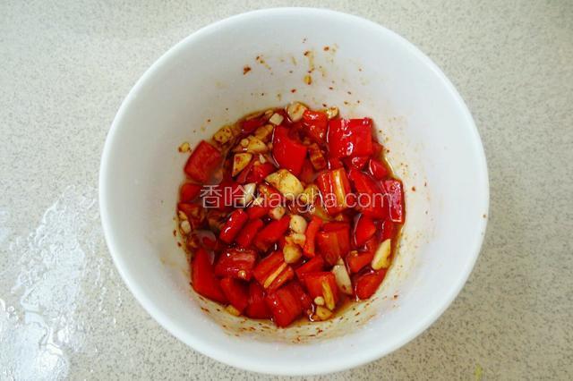 淋上滚油，再加一点酱油和白醋。