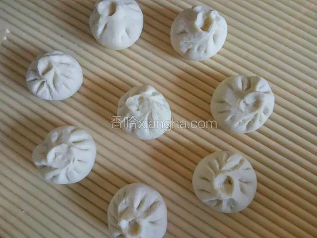 包好的包子二次醒发十分钟。锅中倒适量热水拾入包子，开锅蒸十分钟，焖二分钟