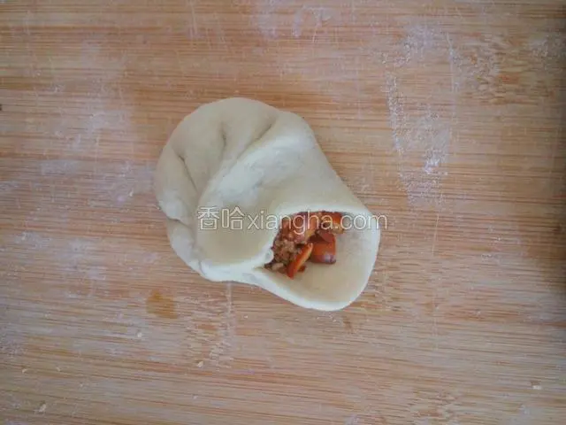 把芝麻花生馅放进去，包住