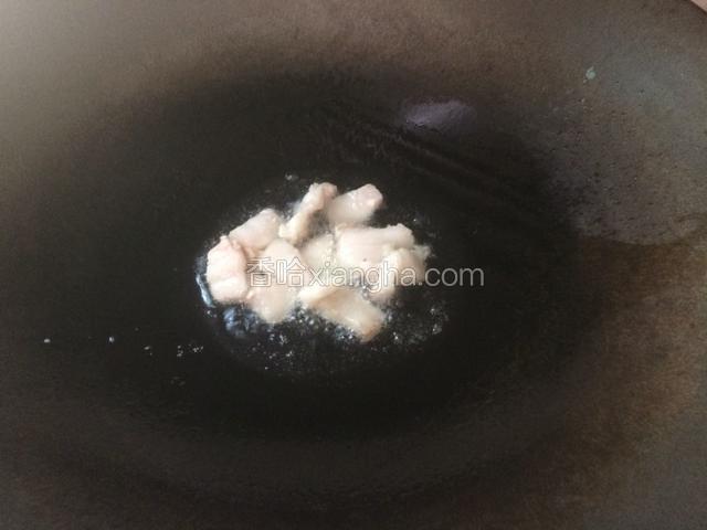 前腿肉有半肥半瘦的，把肥的部分煎出油，用来炒粿条特别香。