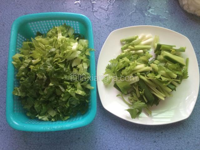 把配菜都切好，蒜苗芹菜切段备用。