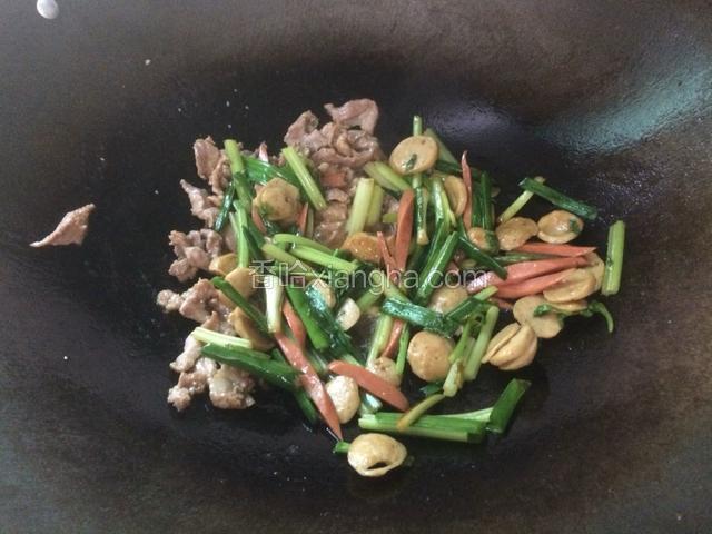 瘦肉滑炒片刻后加入图7炒好的配菜，翻炒均匀后盛出备用。