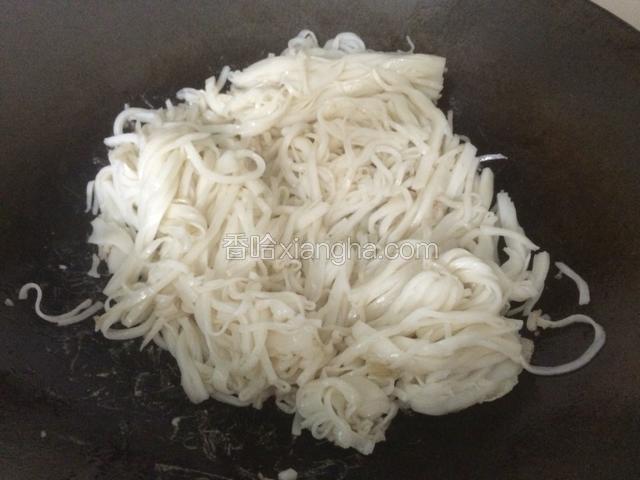 锅里再重新倒入猪油，烧热后关小火放入粿条进行翻炒