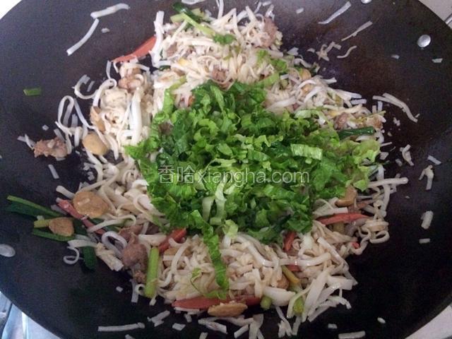 然后倒入生菜炒匀。